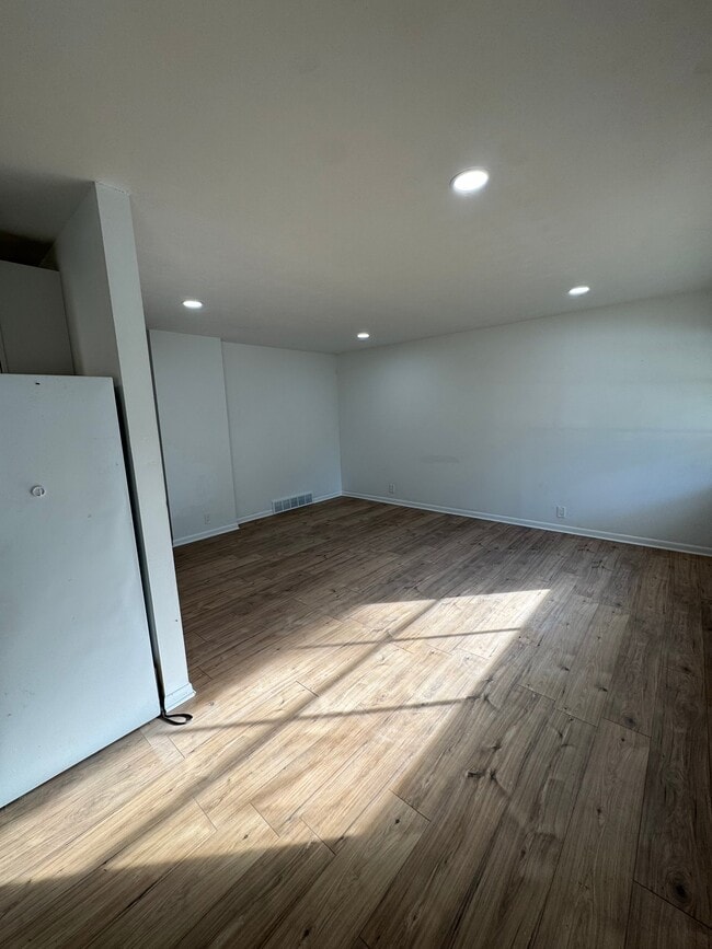 Building Photo - 312 Phyllis Ave