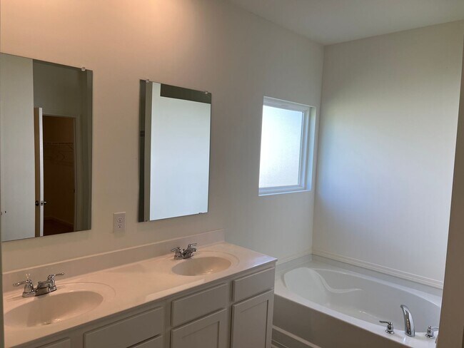 Building Photo - Newer 4BR / 2BA One-Level Home – Granite, Stainless Appliances, Large Backyard, Cul-de-Sac