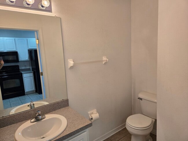 Building Photo - 2 bedroom 2.5 bath townhome