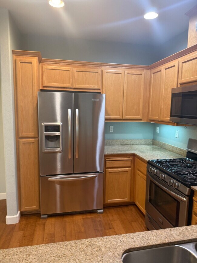 Building Photo - Stunning First level Luxury 2 Bed/2 Bath Condo Close to Everything in Dublin