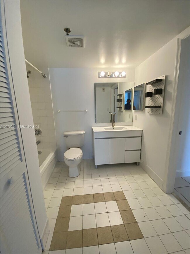 Building Photo - 1200 Brickell Bay Dr