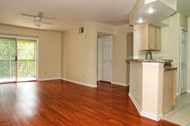 Building Photo - 2/2, 3rd floor condo in Waterford Lakes!