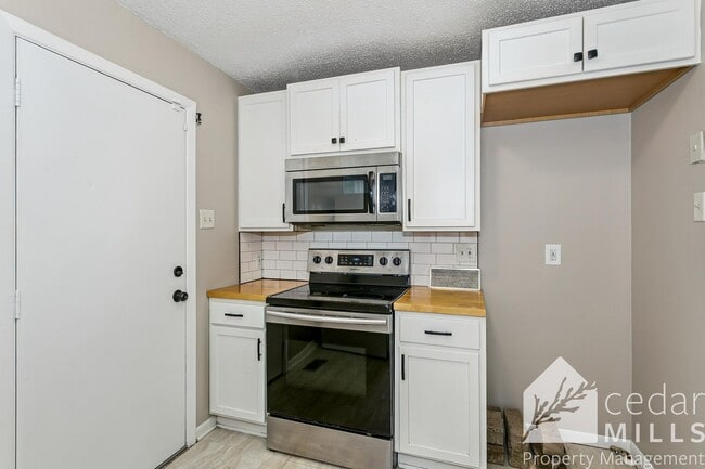 Building Photo - 4 Bedroom w/ a Basement!