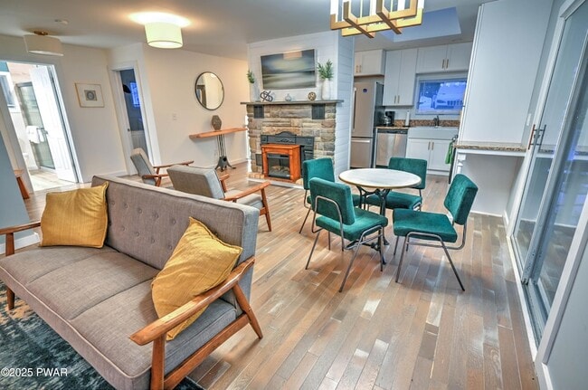 Building Photo - 413 Sunset Forest Dr