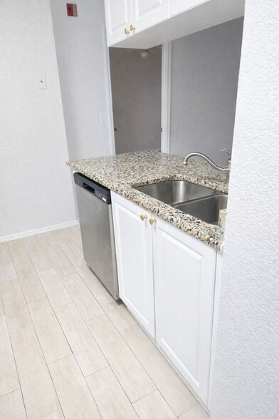 Building Photo - 2550 N Alafaya Trl