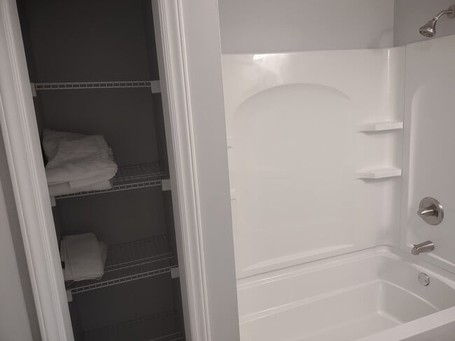 Hallway bath big tub, beautiful mirror and additional storage space for linens - 1208 E Main St