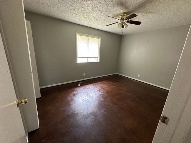 Building Photo - 210 Memory Ln