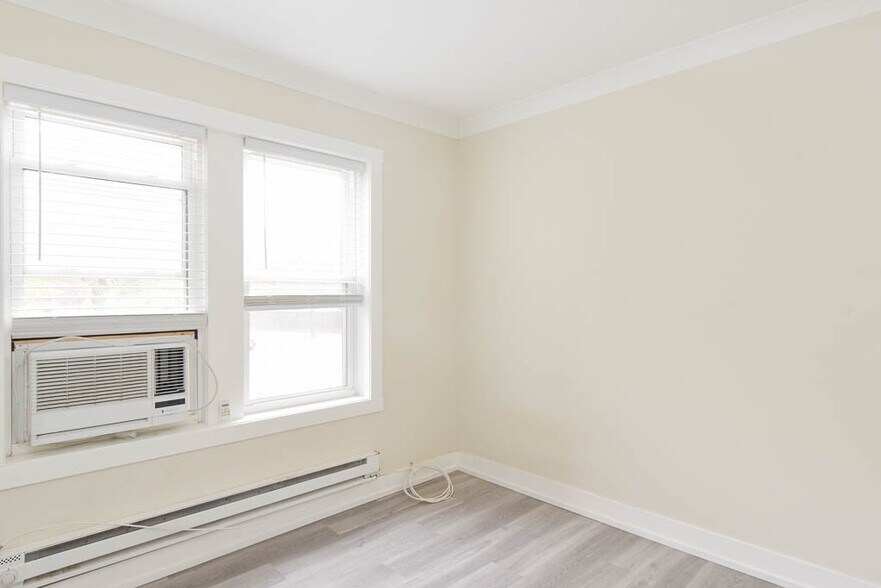 Building Photo - 1417 W Hutchinson St