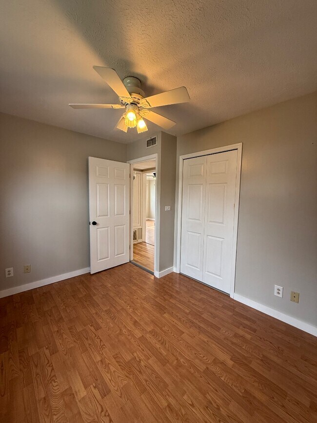 Building Photo - 305 Cherokee Village Dr