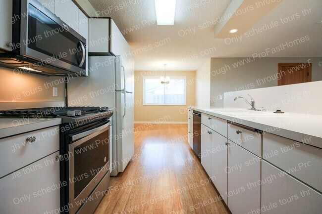 Building Photo - 14210 SW Rochester Dr