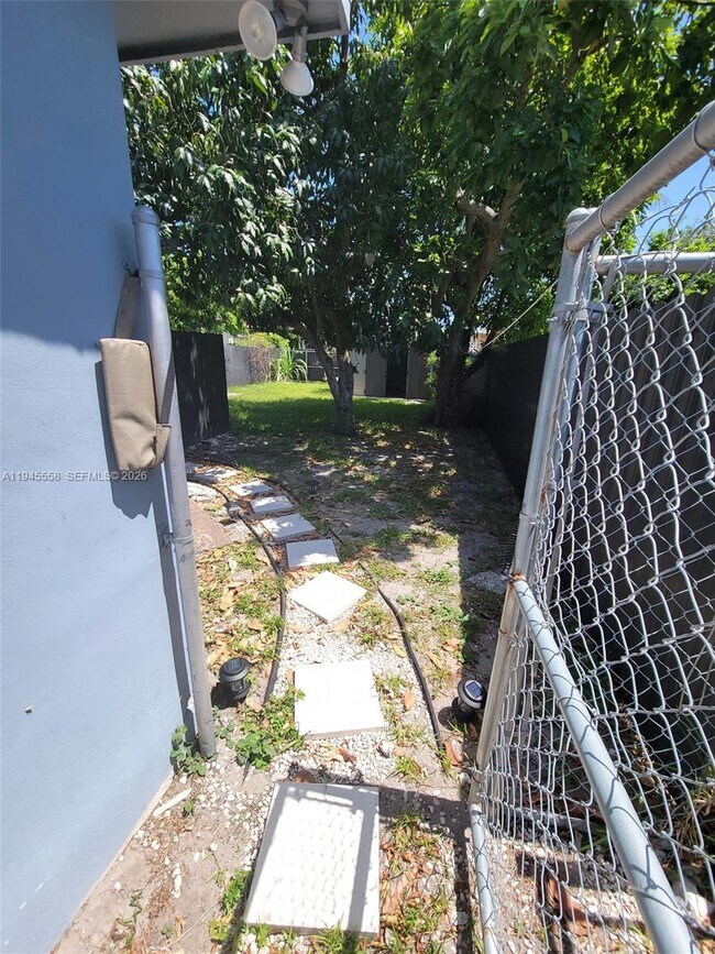 Building Photo - 1360 NE 144th St