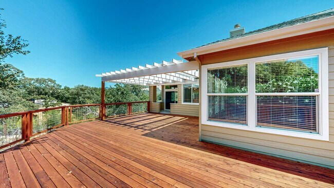 Building Photo - Gorgeous Home with private yards, large de...