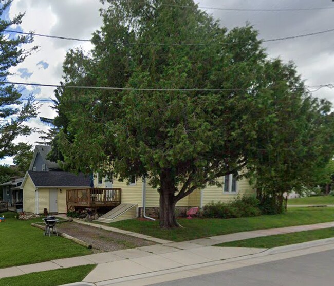 2nd driveway for additional parking - 204 Edna St