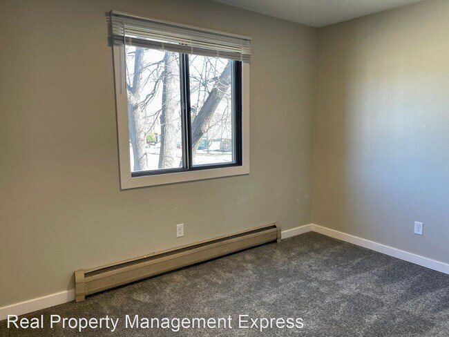 Building Photo - 2 br, 1 bath Apartment - Newly Renovated 2...