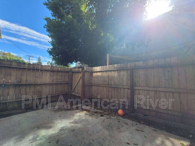 Building Photo - 5618 Hillsdale Blvd
