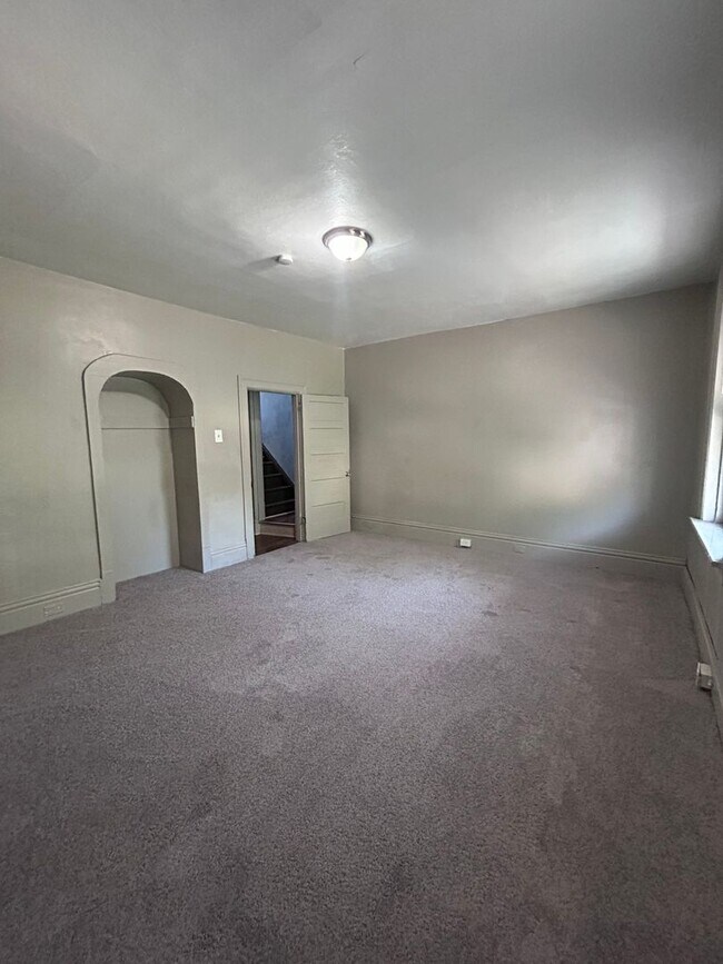 Building Photo - 5 Bedroom 1.5 Bath Home| Brighton Heights ...