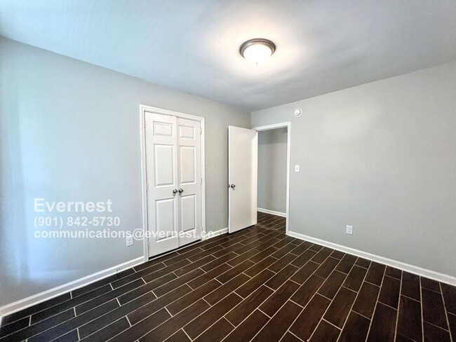 Building Photo - 3210 Briarwood Dr