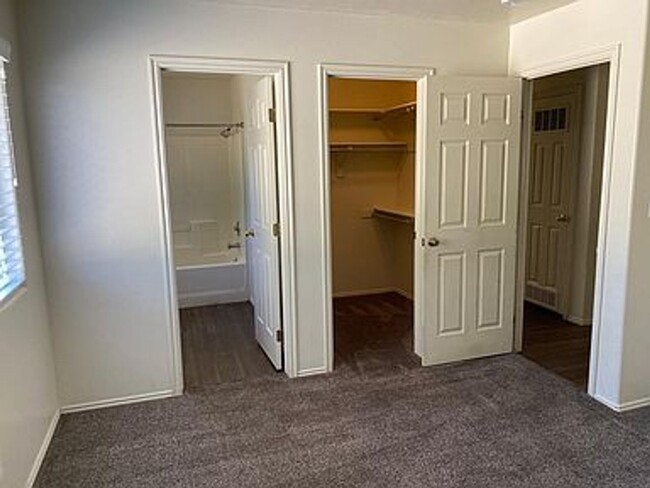 Building Photo - 3 Bedroom, 2 Bathroom Apartment with great...