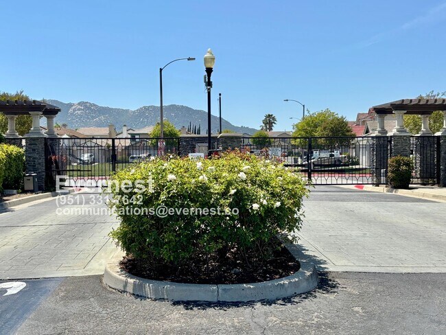 Building Photo - 3-Bedroom, 2.5-Bathroom Home with Modern A...