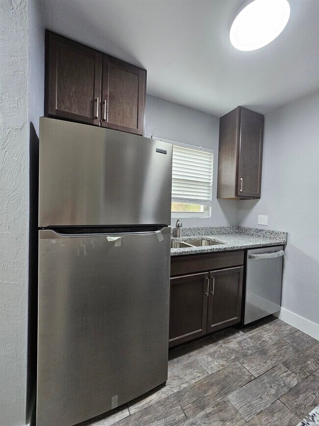 Building Photo - 1530 Live Oak Dr