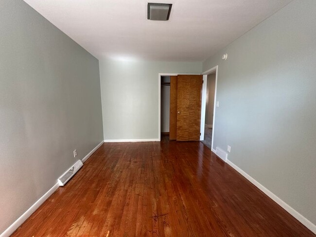 Building Photo - Three Bedroom Single Family Home on NW Side!