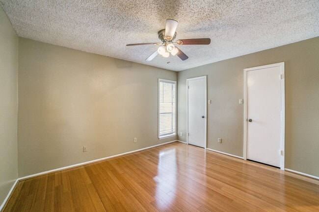 Building Photo - 2 Bedroom/2 Bath Woodmont Townhomes