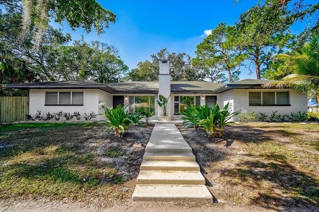 Building Photo - 1221 Cocoanut Ave