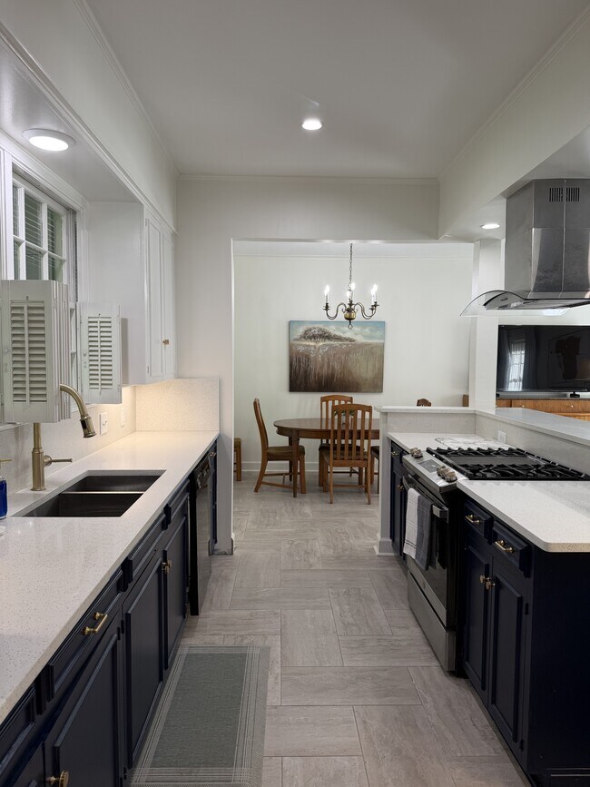 Building Photo - 1410 Forsythe Ave