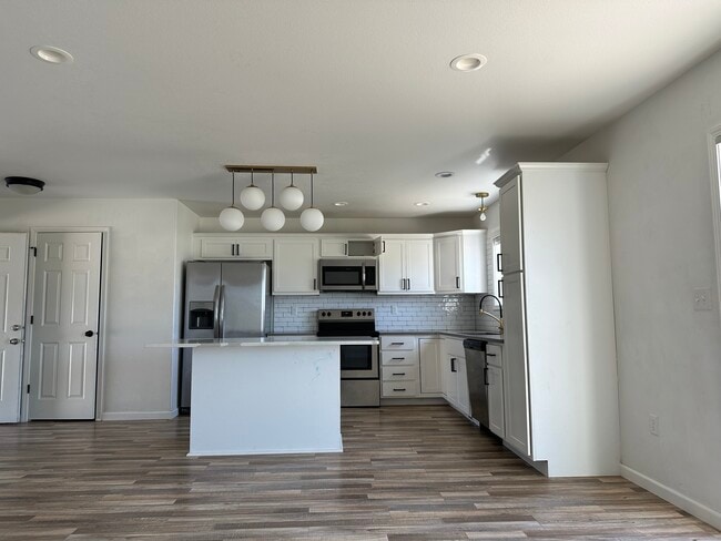 Building Photo - 745 Cathy Dr W