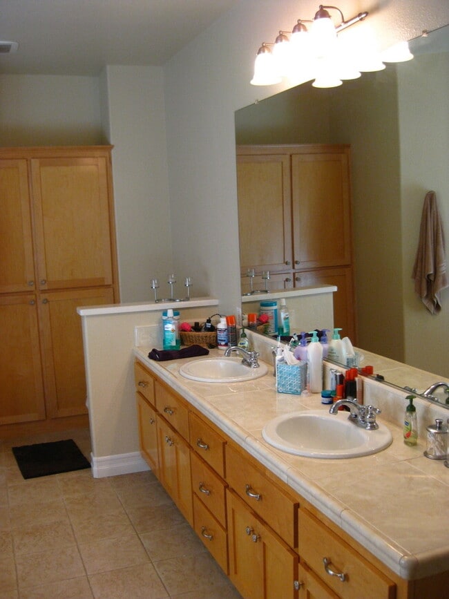 Building Photo - 2500 Sq Ft in Great Neighborhood Near Schools and Bidwell Park!