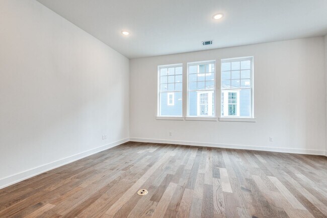 Building Photo - Special Offer!