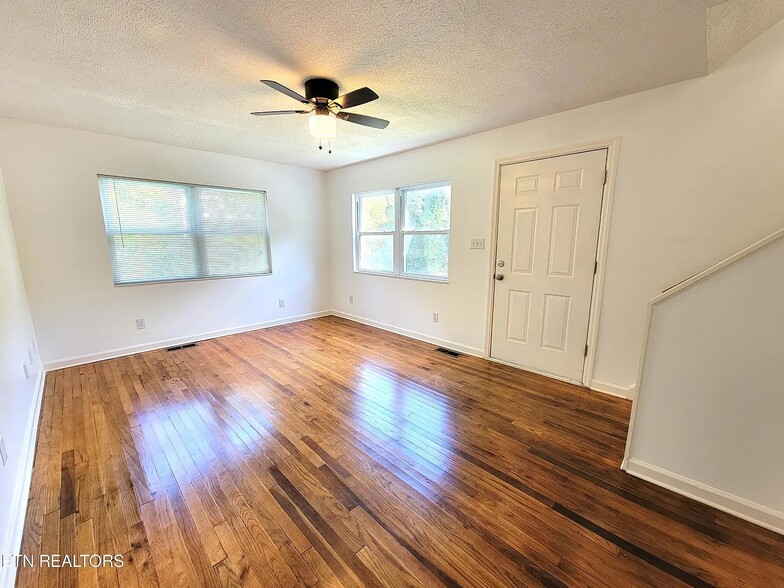 Building Photo - 111 Hoyt Ln
