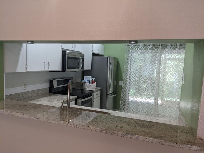 Building Photo - Beautiful 2 Bedroom, 2.5 Bath Townhome in Private Gated Community Of Hunter's Key In New Tampa