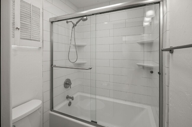 Building Photo - "Charming 3-Bed, 2-Bath Oasis in Mission Hills – Spacious 1792 Sq Ft Home on Hawk Street!"