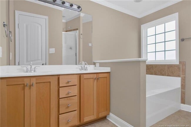 Building Photo - 4 Bedroom 2.5 Bathroom