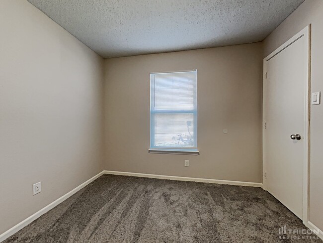 Building Photo - 2255 Westmere Dr