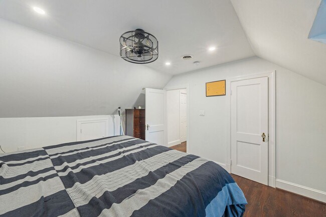 Building Photo - Beautiful 4 Bedroom Home off Of Cutshaw Ave! ***Available Early August 2026***