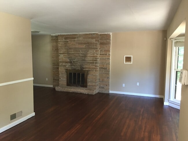 Building Photo - **AVAILABLE NOW**Near Ft. Benning. Columbus, GA  Bedroom 4 / 1 Full Bathroom & 2 Half Bathroom Ho...