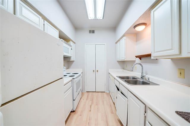 Building Photo - 3550 Country Square Dr