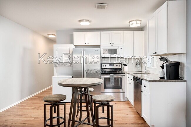 Building Photo - 2405 Tremont Pl