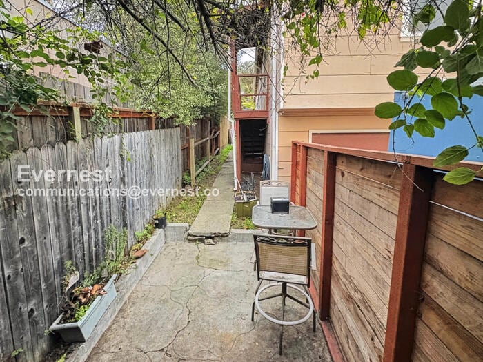 Building Photo - 6618 Laird Ave