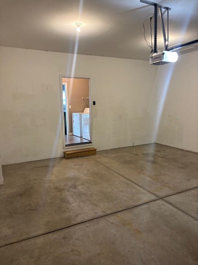 Building Photo - 3 Bedroom / 3 Bath Duplex in Washington
