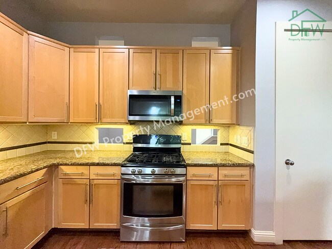 Building Photo - Elegant and Spacious 2-Bedroom Townhome with Rooftop View in Dallas