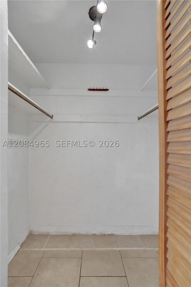 Building Photo - 1601 NE 191st St