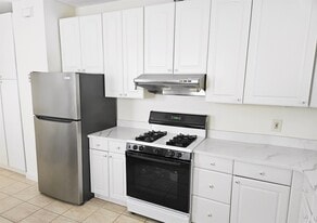 Building Photo - 32 Pearl St