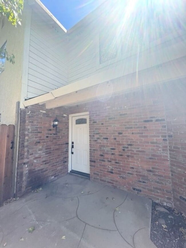 Building Photo - Darling Elk Grove Halfplex!