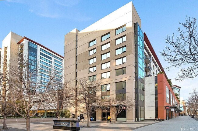 Building Photo - 250 King St