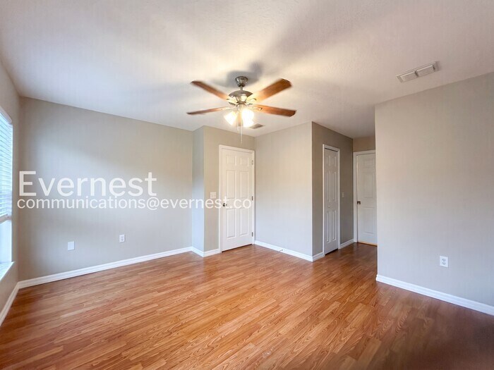 Building Photo - 3435 Village Green Ct