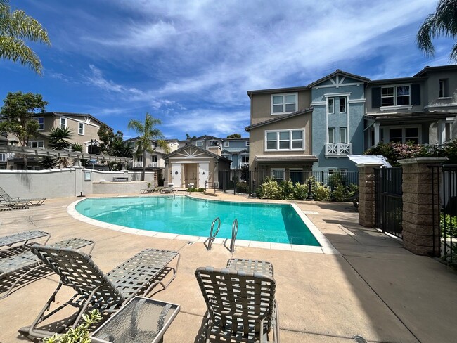 Building Photo - Beautiful 3BD/3BA w/ A/C, In-Unit Laundry, and 2-Car Garage in Bay Park!