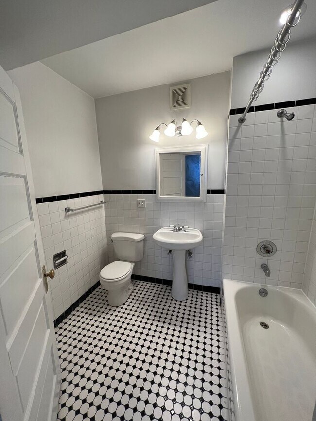 Building Photo - 3614 N. Paulina-3614-G